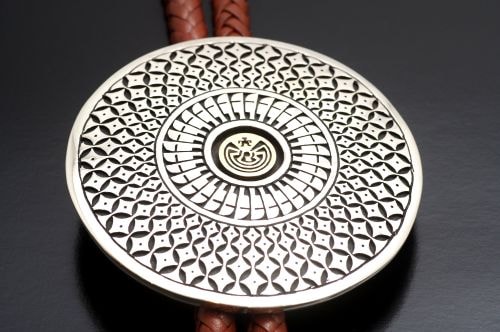 ホピ・ボロタイ ジェイソン・タカラ作 《Man in the Maze /14k