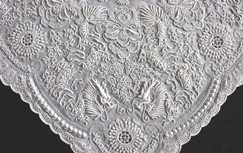 貴婦人に愛されたスワトウ刺繍のハンカチ｜インテリアレース・テーブル