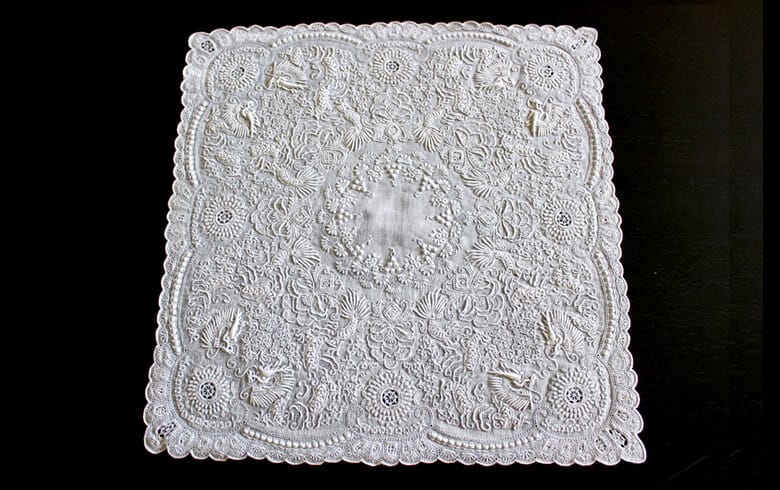 貴婦人に愛されたスワトウ刺繍のハンカチ｜インテリアレース・テーブル