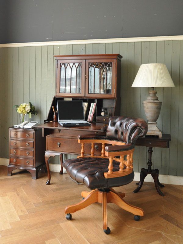 英国アンティークの書斎ができる、カッコいいデスクチェア