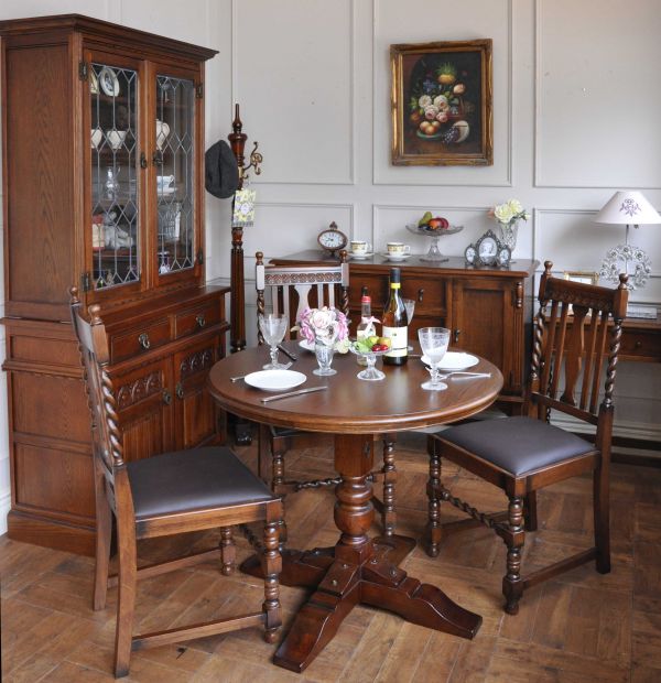 英国アンティーク調の丸いダイニングテーブル、バルボスレッグが