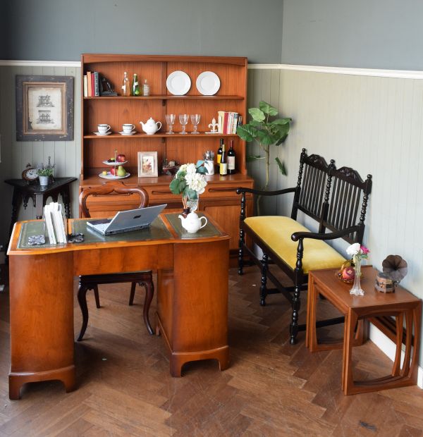 英国から届いたバルーンバックチェア、マホガニー材のアンティーク椅子