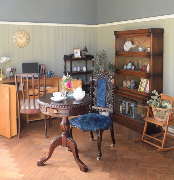 アンティーク風のサイドテーブル、引き出しが付いたドラムテーブル(y