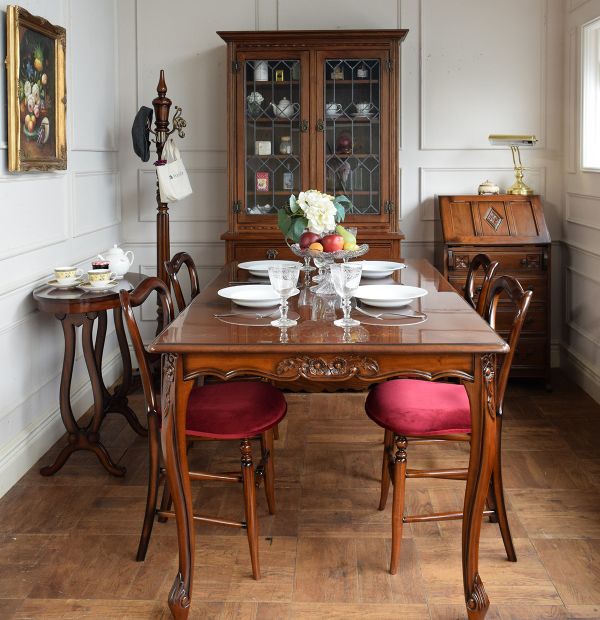 アンティーク調のバルーンバックチェア、イギリスアンティーク風