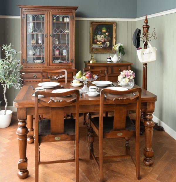 バルボスレッグが重厚なアンティーク風のオーク材のダイニングチェア(y