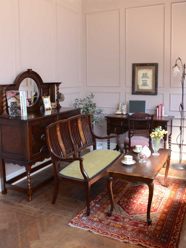 イギリスから届いたアンティークの家具、コンパクトサイズの鏡が付いた