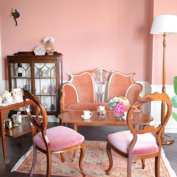 丸い背もたれが美しいアンティークの椅子、英国のアンティークバルーン