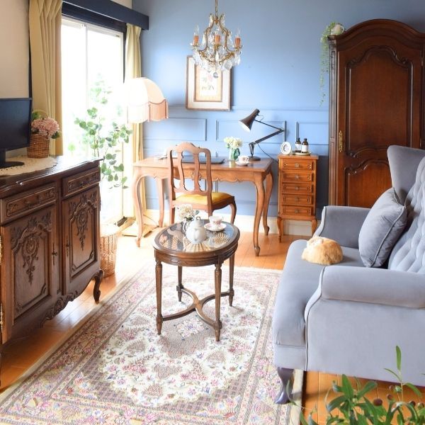 イギリスで見つけたおしゃれなフロアランプ、丸いシェードが可愛い