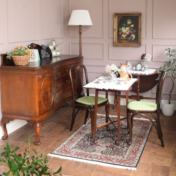 英国のアンティーク家具、杢目が美しい猫脚のサイドボードキャビネット