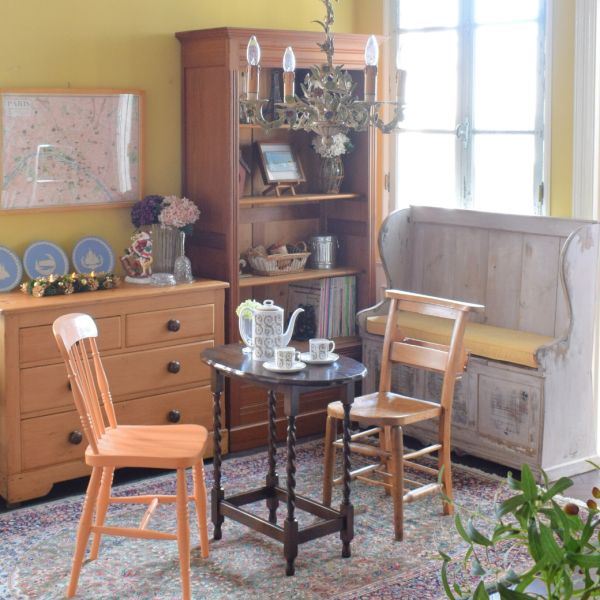 イギリスのアンティークテーブル、ツイスト足がおしゃれな