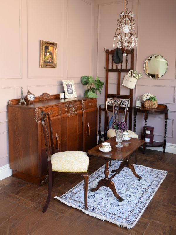 英国アンティークのおしゃれな玄関家具、お花のアンティークタイルが