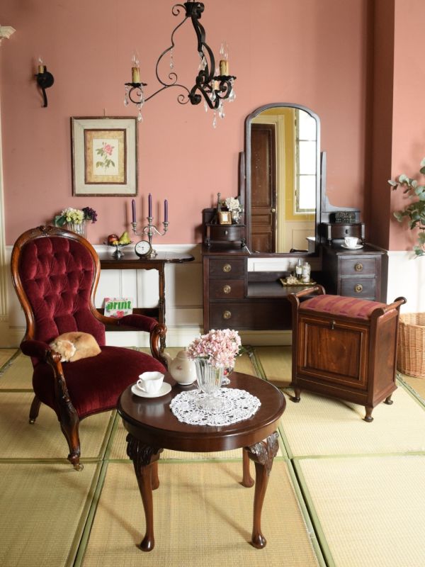 イギリスから届いたアンティークボックス、とっても華やかなジュエリー