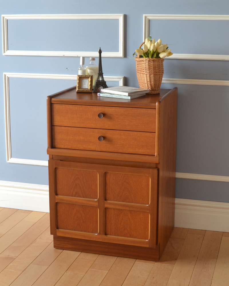 英国の高級家具メーカーが造り上げたアンティークスモールキャビネット