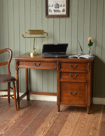 品のあるお洒落な英国アンティーク風のデスク（学習机）(y-130-f