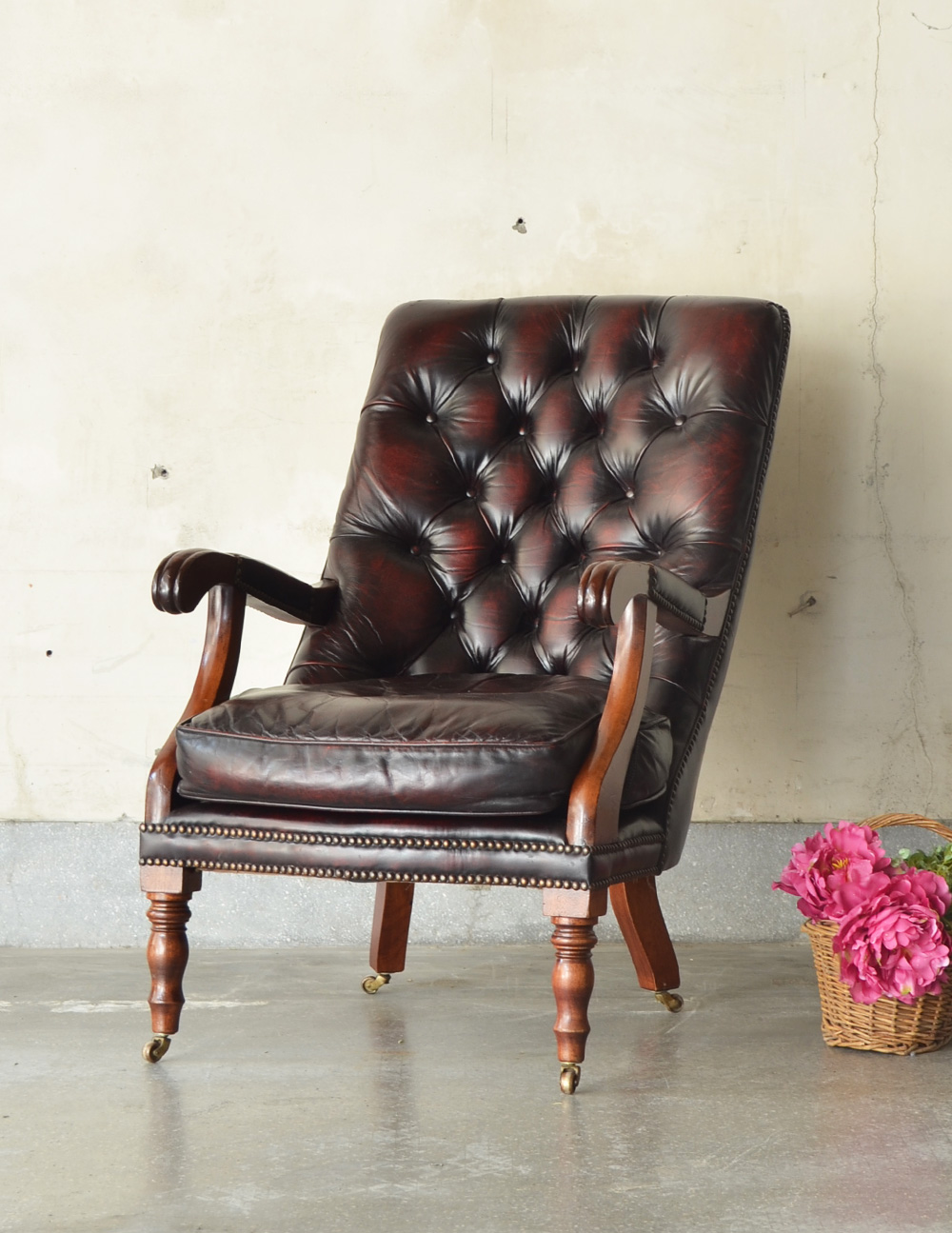 英国アンティークの一人掛け椅子、かっこいい革張りパーソナルチェア(k