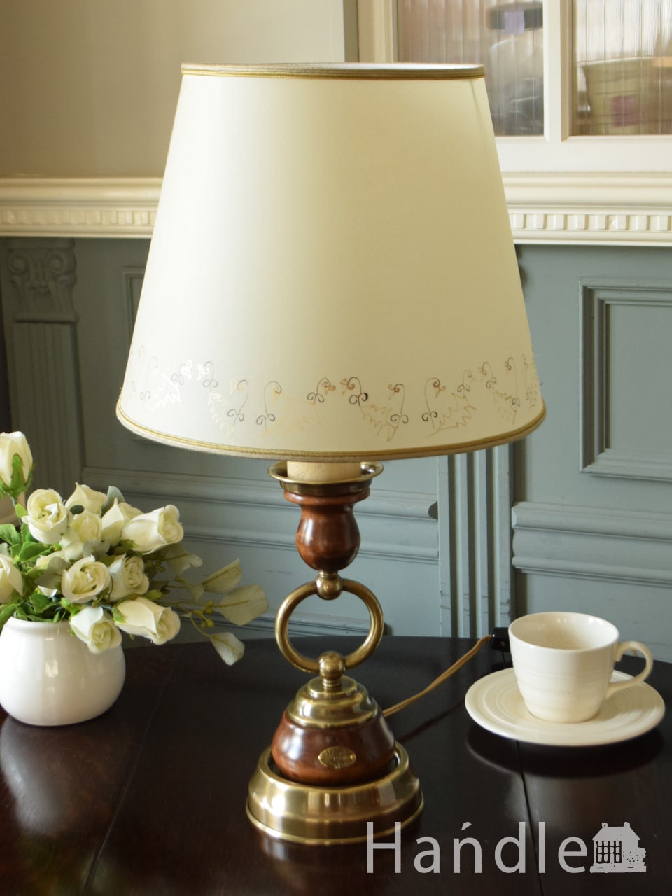 イタリアから届いたおしゃれな照明器具、アンティーク調のテーブル