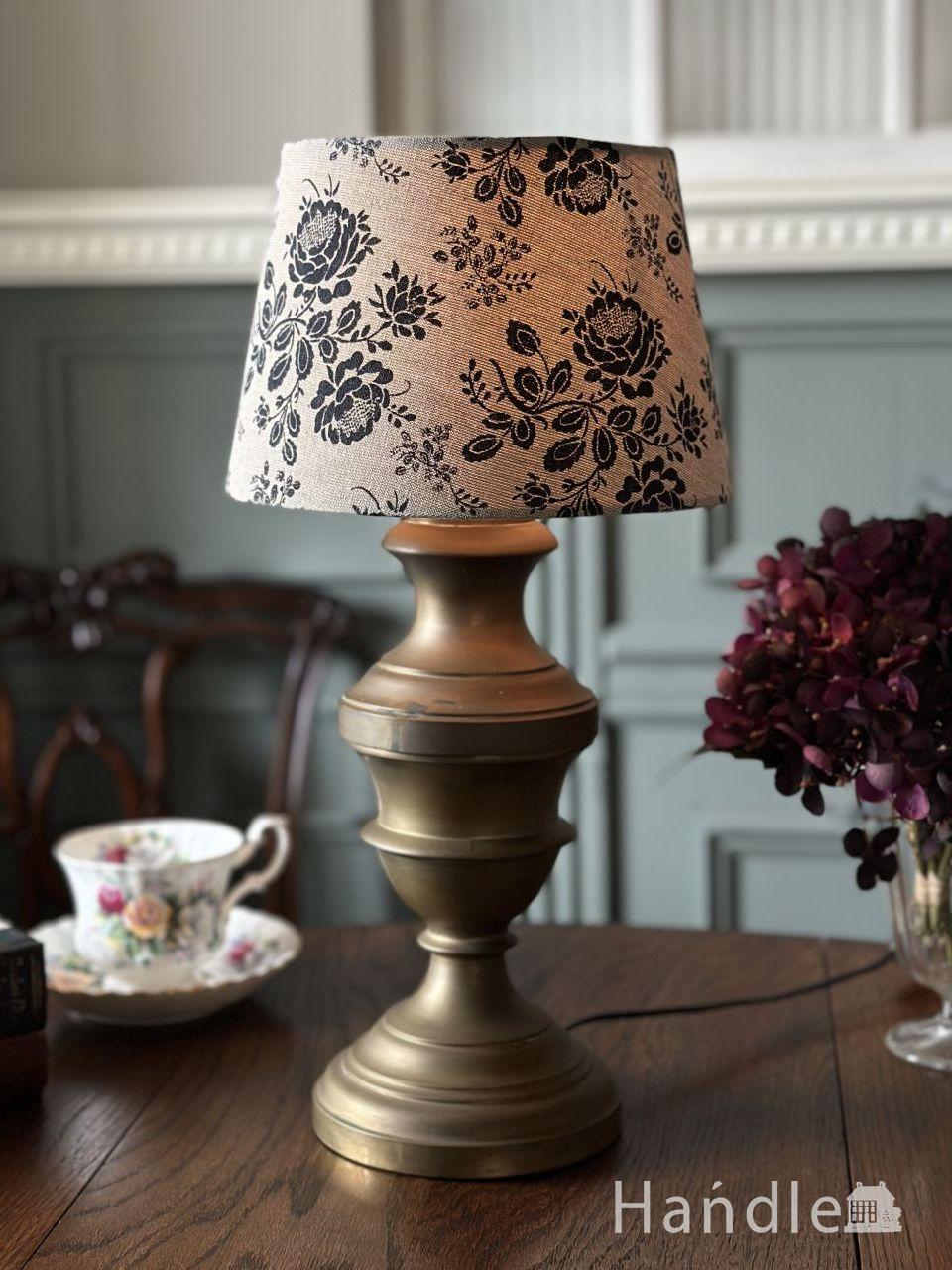 デコラティブな装飾が美しいスタンドライト、アンティークのシノワズリ