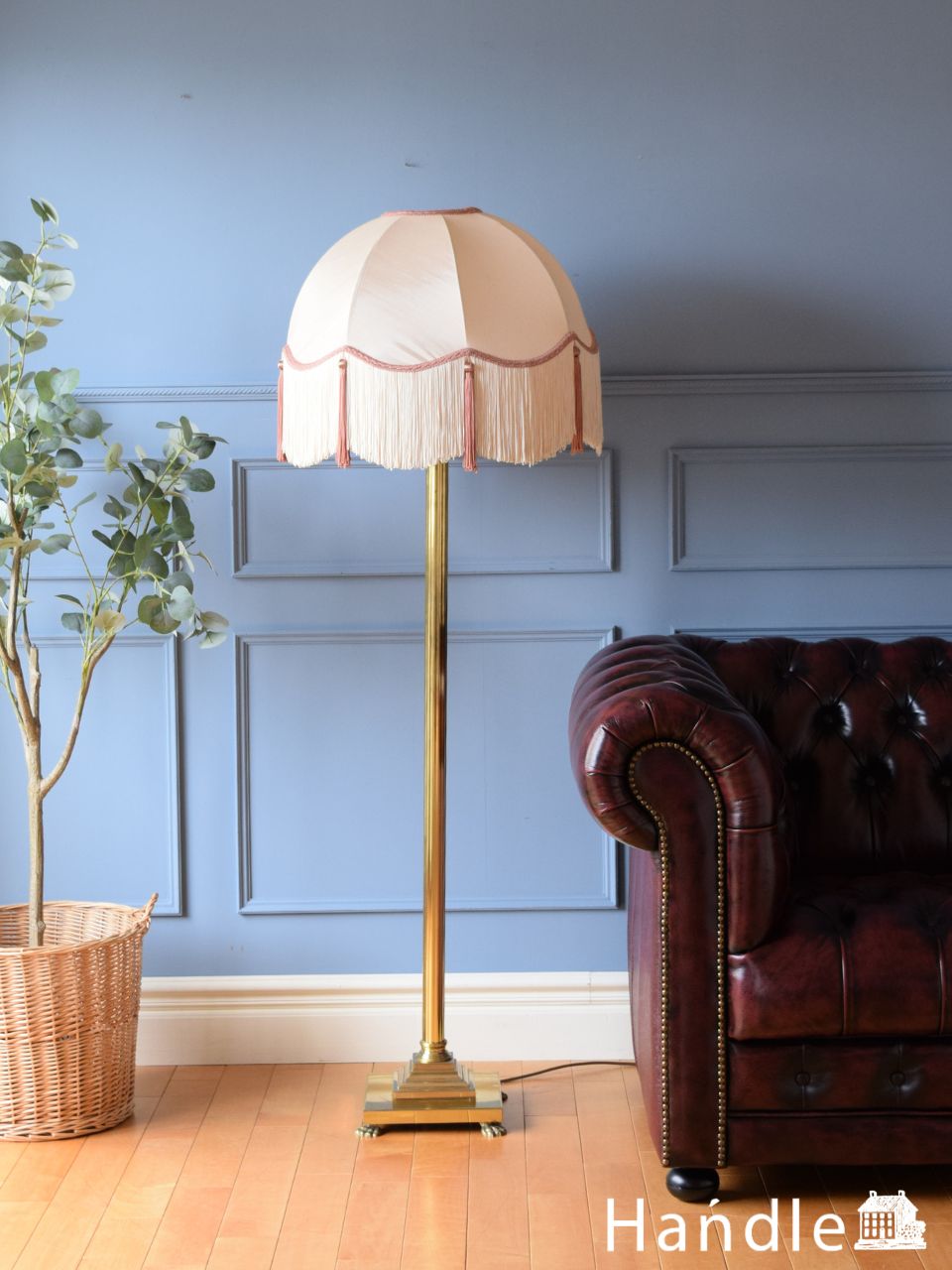 イギリスで見つけたおしゃれなフロアランプ、丸いシェードが可愛い