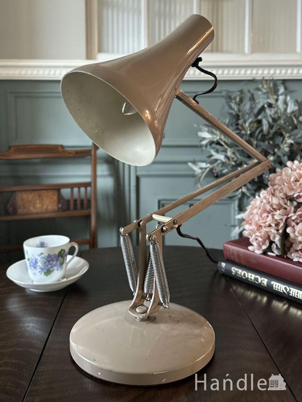 イタリアから届いたおしゃれなスタンドライト、真鍮製のテーブルランプ