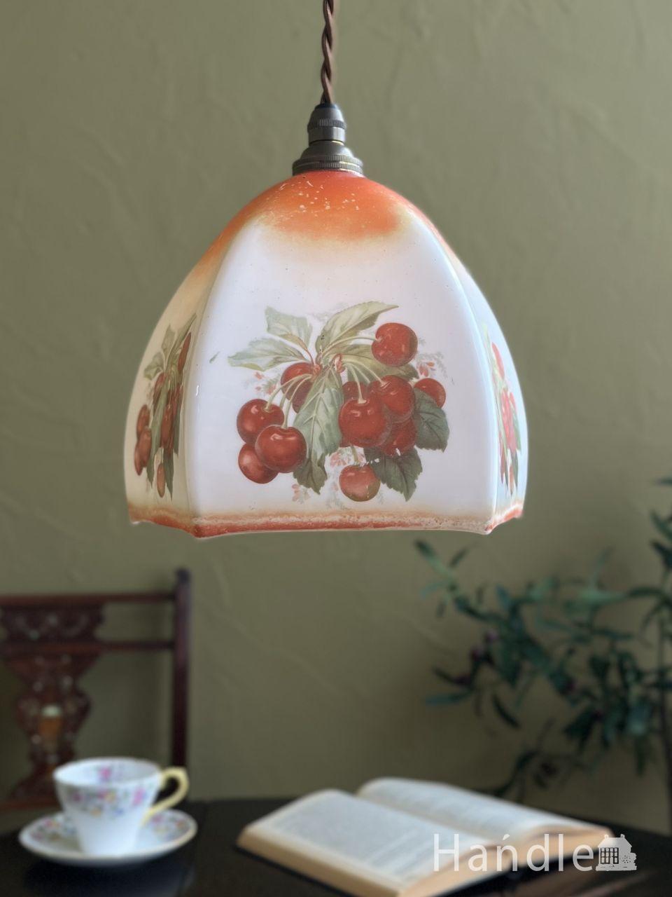 ミルクガラスのフリルシェード、フランスのアンティークペンダント