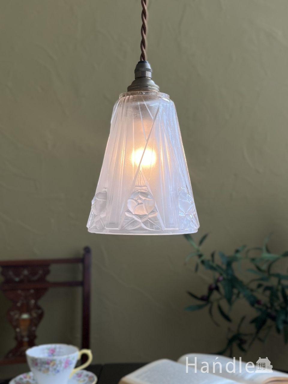 お花の模様が浮かびあがるアンティークの照明、イギリスから届いた