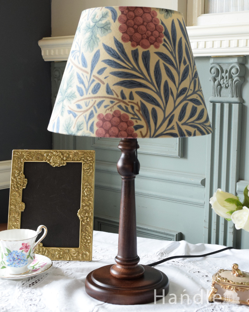 アンティーク風のおしゃれなテーブルランプ、ウィリアムモリス柄の