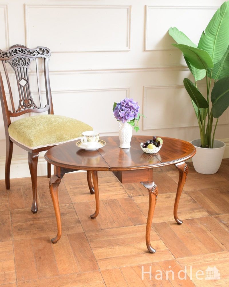 アンティークのコーヒーテーブル、伸長式でサイズが変わるゲートレッグ