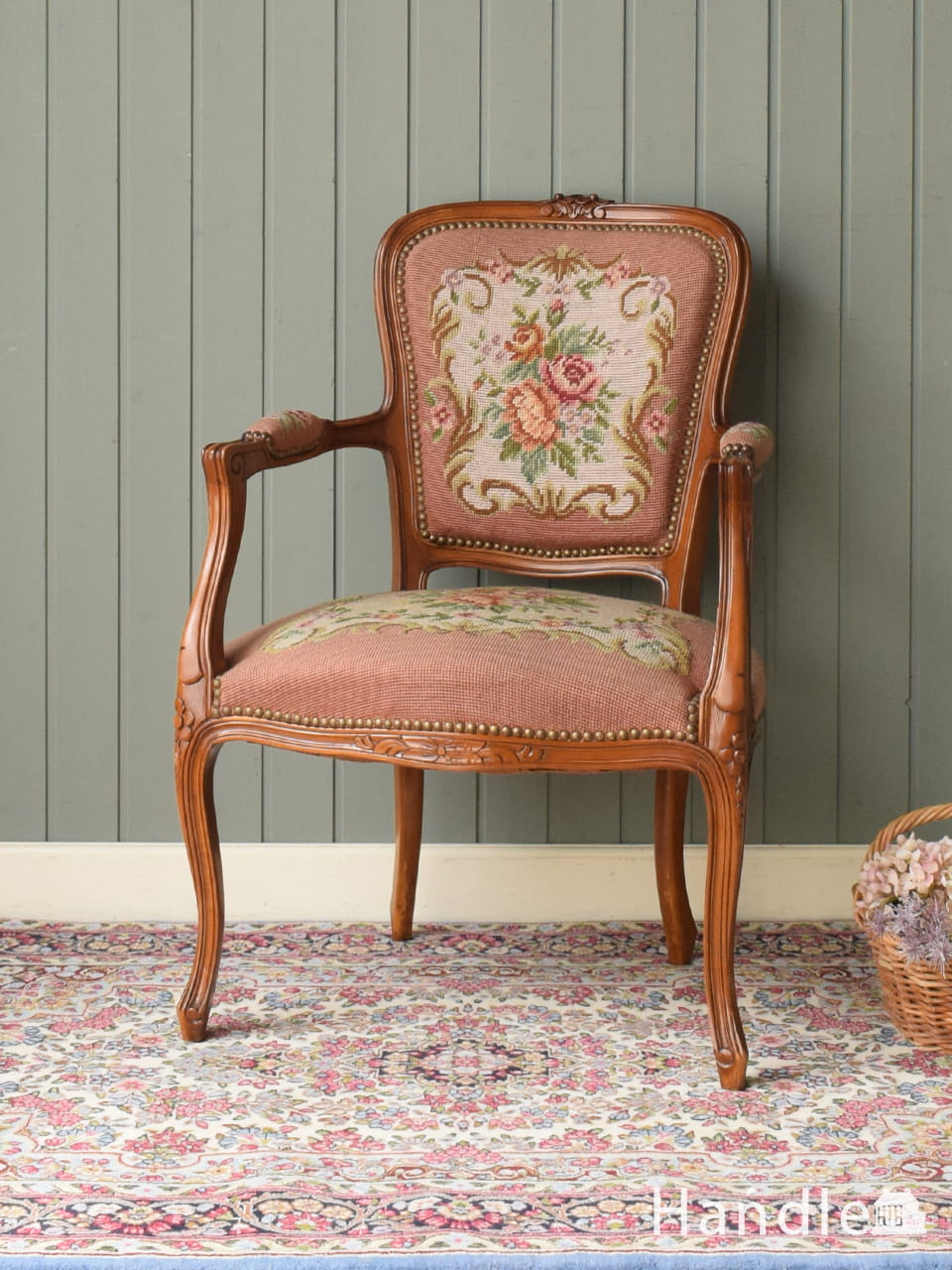 アンティークの贅沢な椅子、猫脚が優雅なアーム付きの一人掛けソファ(q