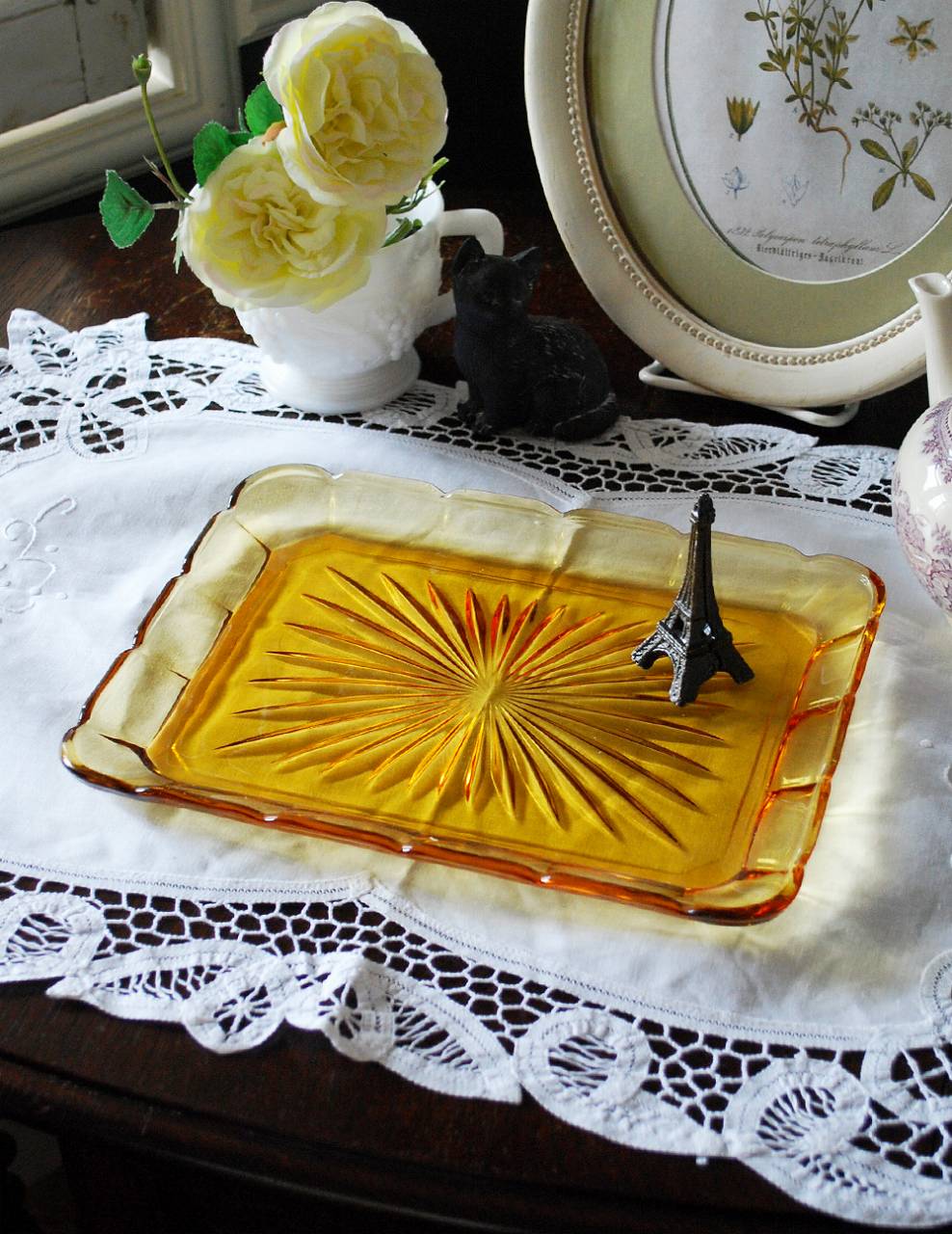 アンバーカラーのガラストレイ（トレー）、華やかなアンティークプレス