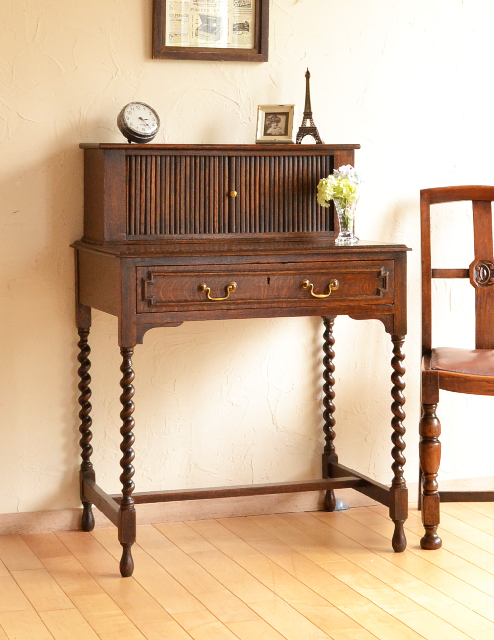 英国の書斎で使えるアンティーク家具、蛇腹式の扉がお洒落なビューロー