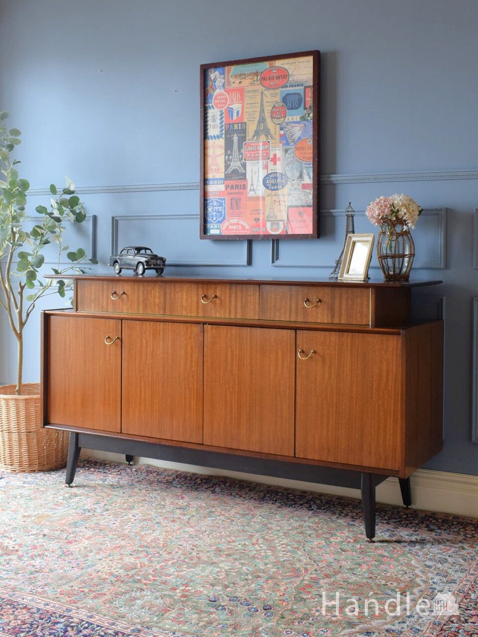 北欧スタイルのスッキリとした引き戸タイプのヴィンテージサイドボード