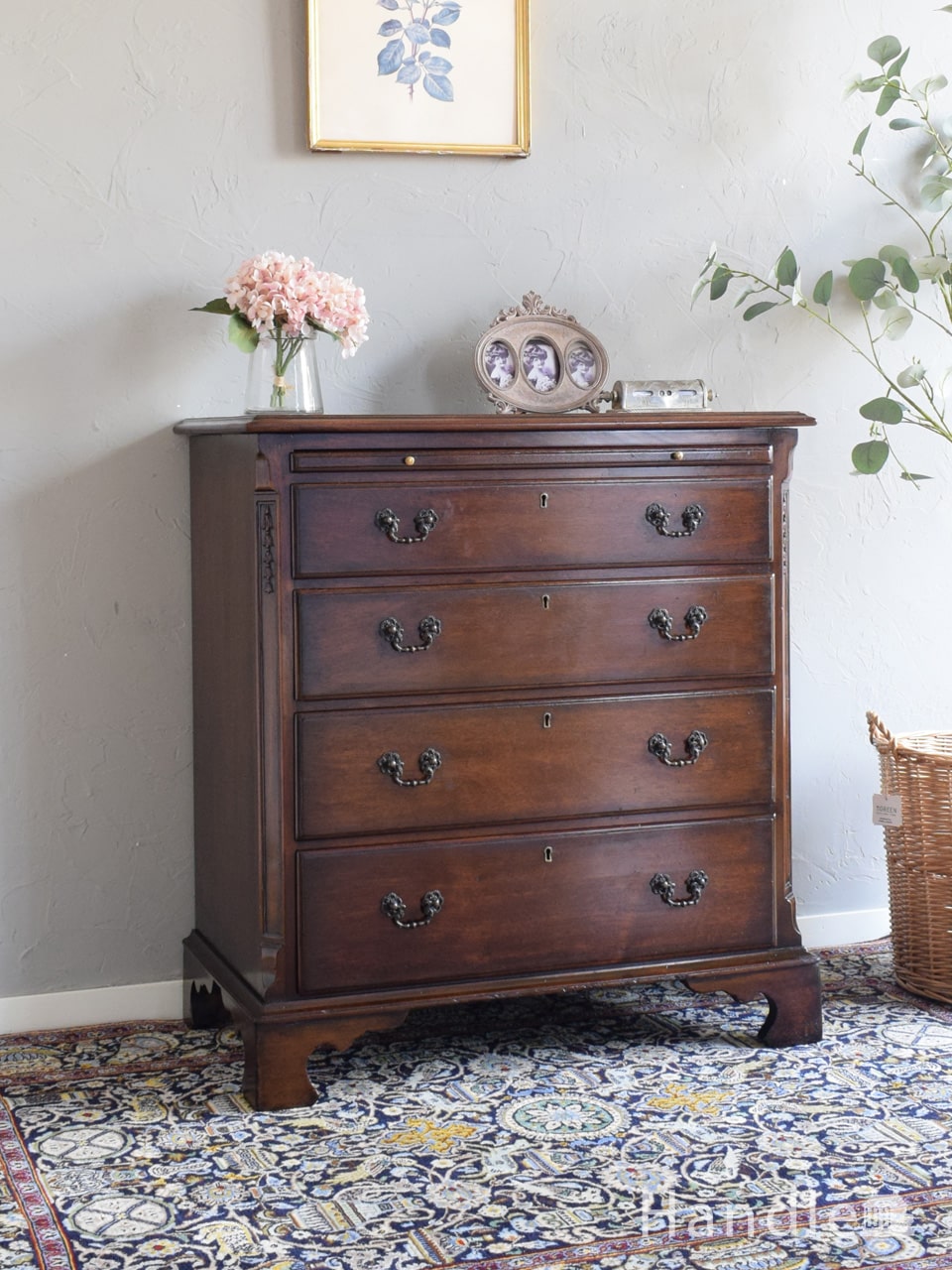 イギリスから届いたおしゃれな洋服収納家具、スライディングトレーが