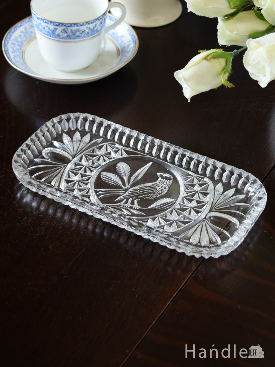 イギリスのアンティークガラス雑貨、小鳥の型押し模様がデザインされた