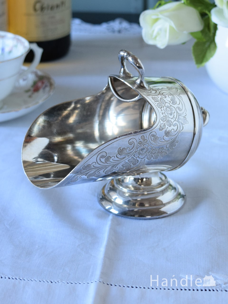 英国のアンティークのシルバー雑貨、お花模様の彫が豪華なシュガー