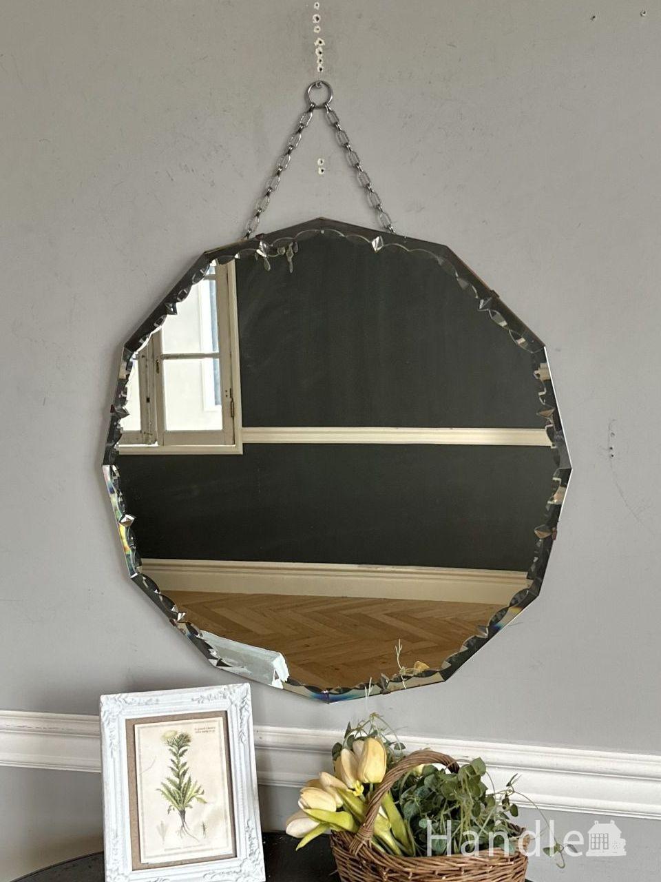 木製フレームがおしゃれなビンテージの鏡、北欧スタイルのお部屋に