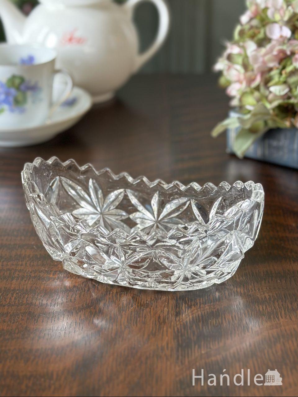 滑らかなミルクガラスをそのまま楽しむ、美しいガラスコンポート(m