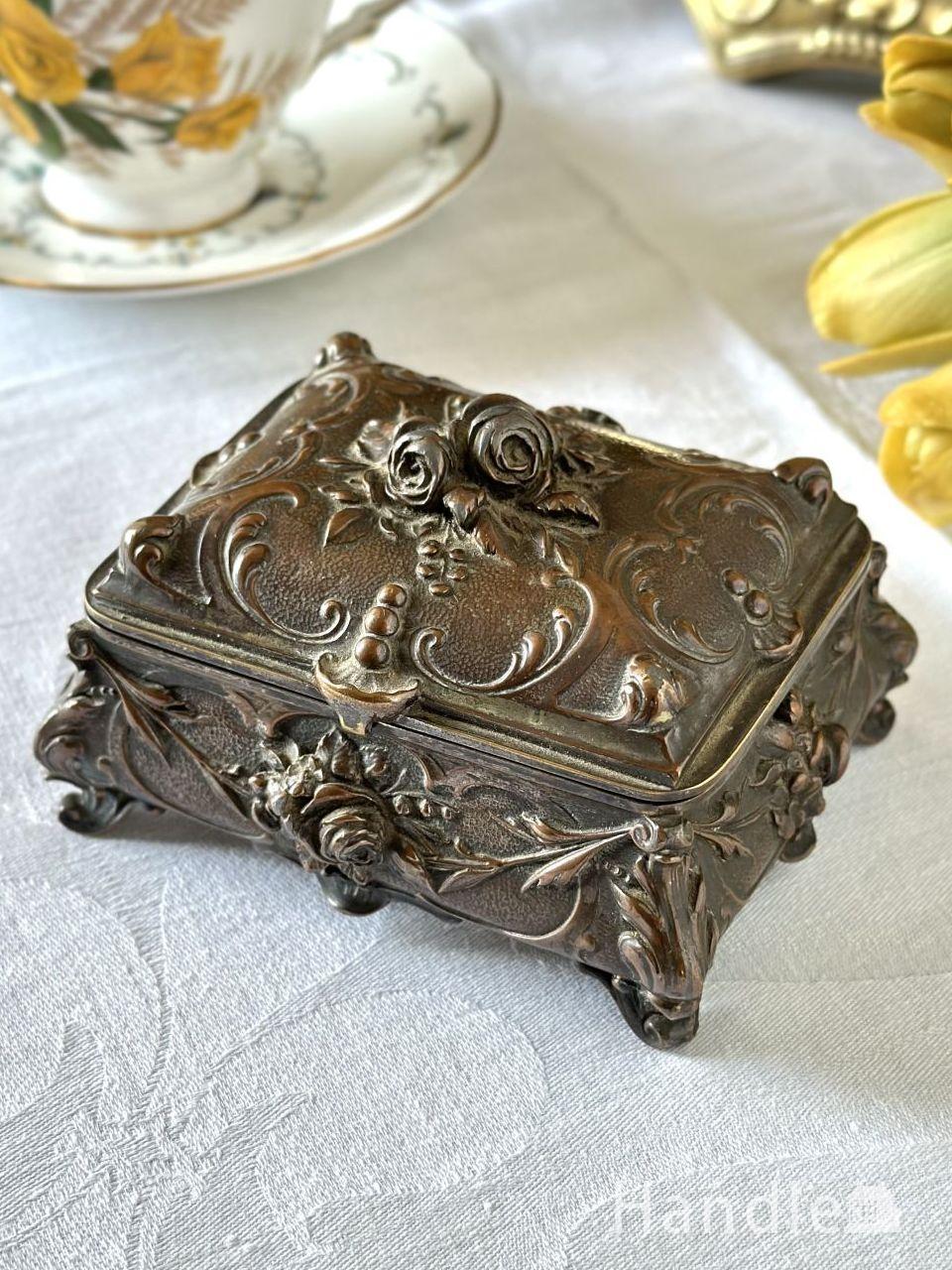 イギリスから届いたアンティークのボックス、立体的なお花の模様が豪華
