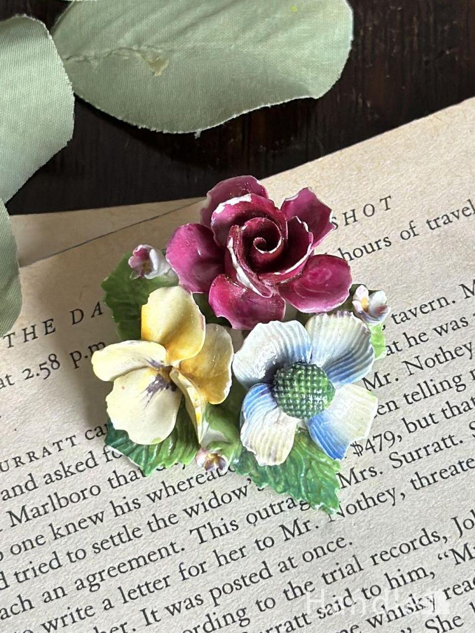 イギリスから届いた可愛い陶花、英国のアンティークブローチ(m-8771-z