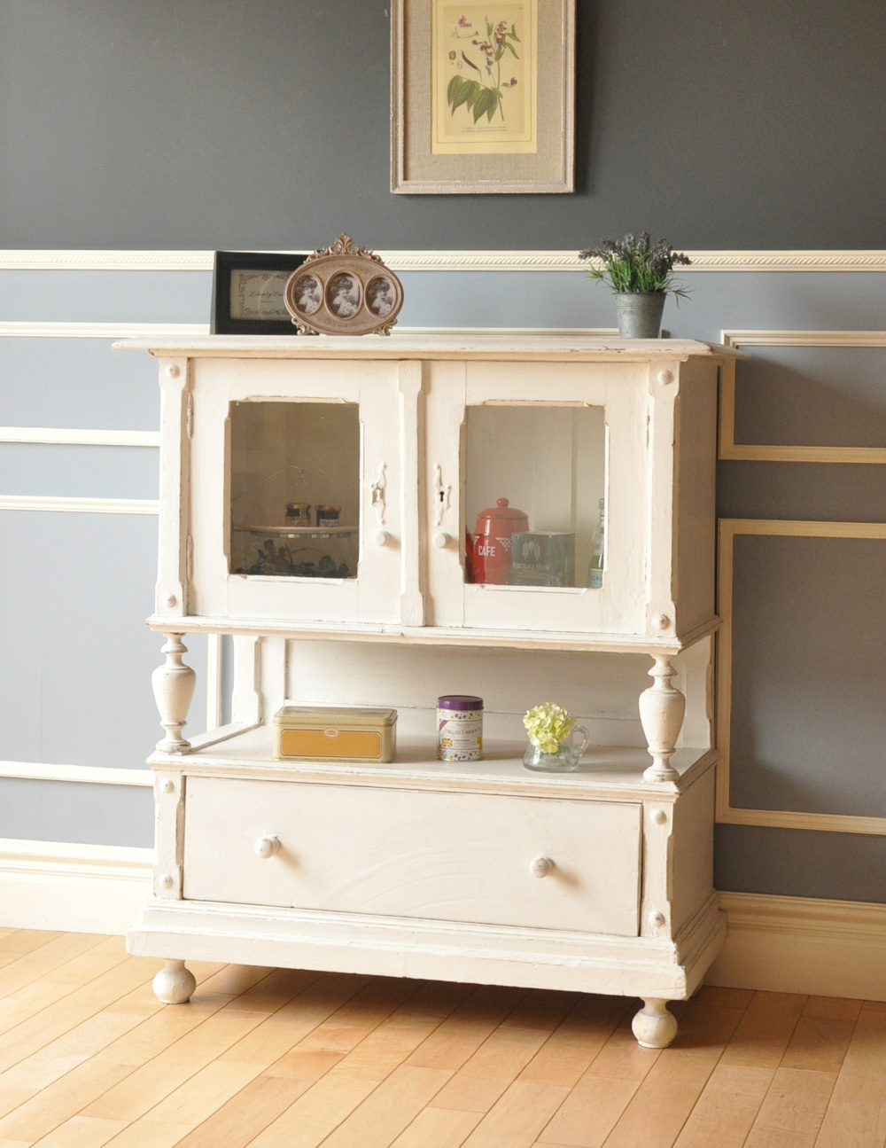 アンティークのフレンチ家具、小さな可愛いガラスキャビネット