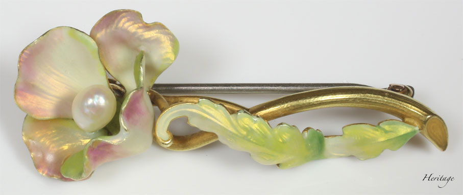 オパールセント・エナメルの夢のように美しいフラワー・ブローチ