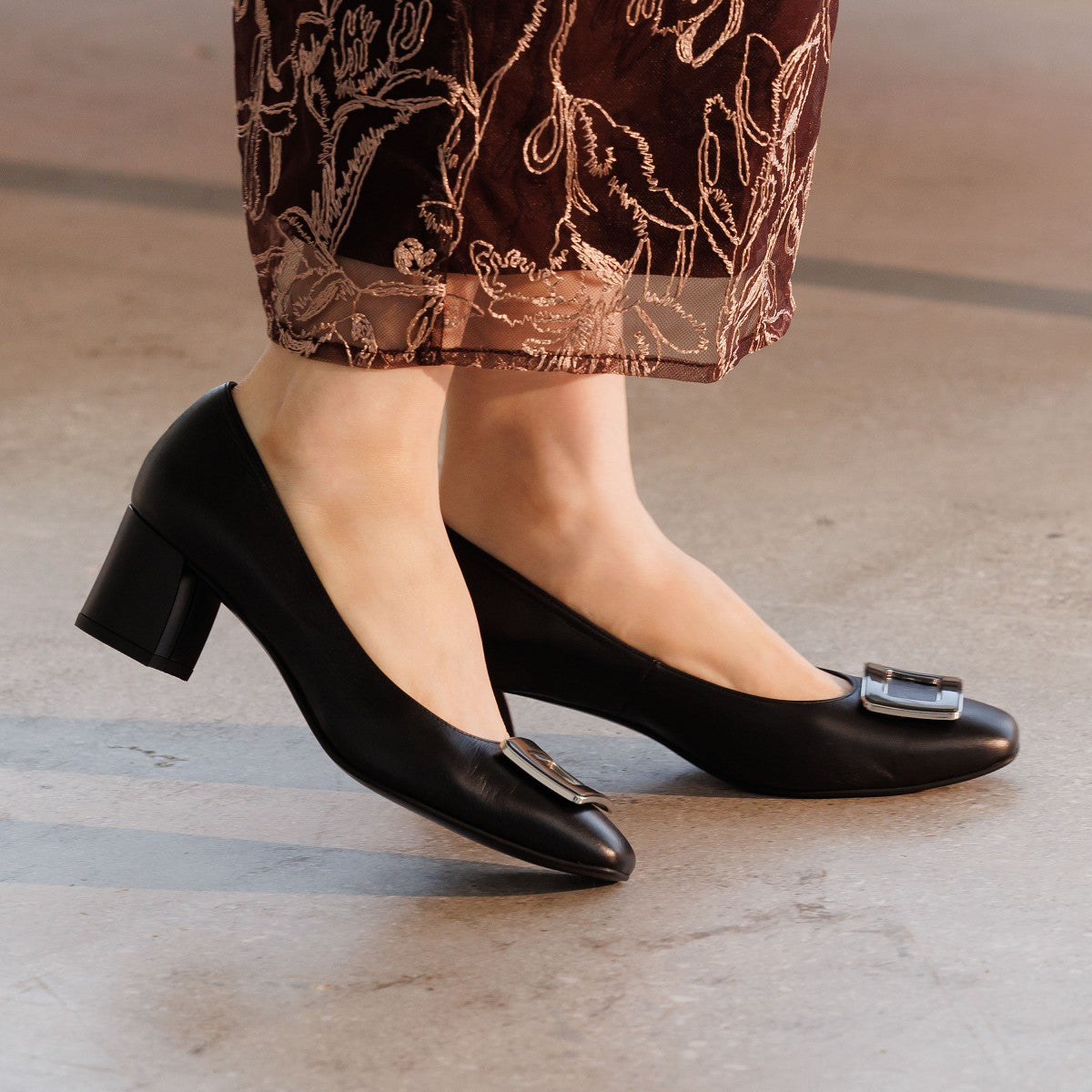 26SS新色追加】スクエアバックルチャンキーヒールパンプス/653302