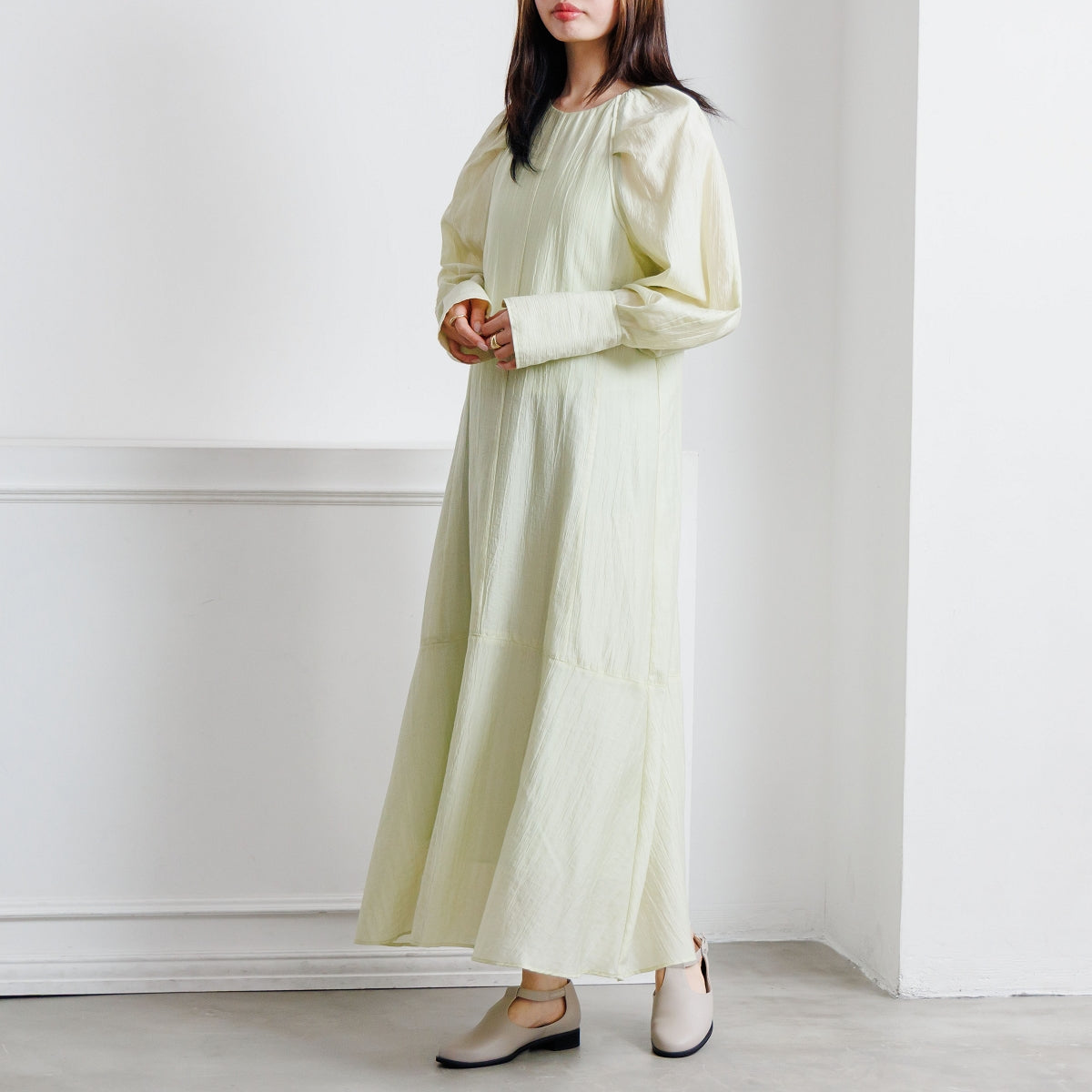 予約/3月下旬入荷予定》サイドオープンTストラップシューズ/661108