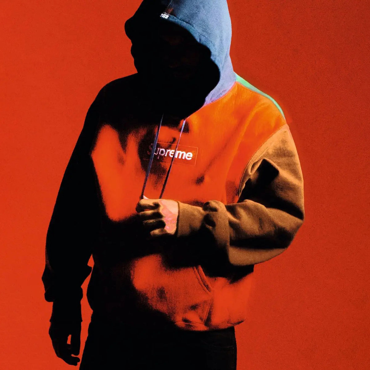 アイコニックな定番FW24プルオーバーパーカーとNEW ERAコラボの