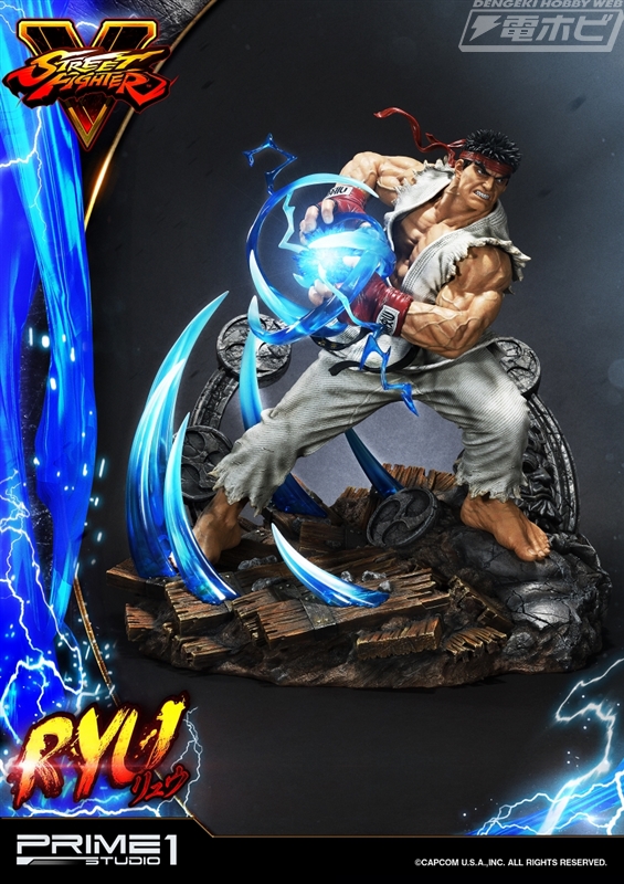 真空波動拳が発光する『ストリートファイターV』リュウのスタチューが