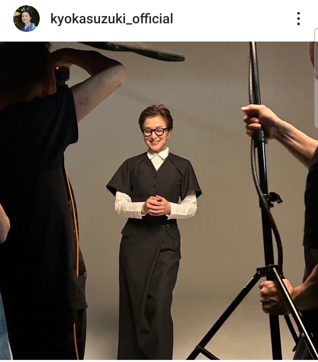 鈴木京香！？雰囲気ガラリ56歳 全身姿にファン驚き「すてきー