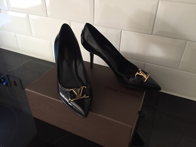 LOUIS VUITTON WOMENS BLACK LEATHER GOLD LV LOGO POINTED-TOE PUMPS