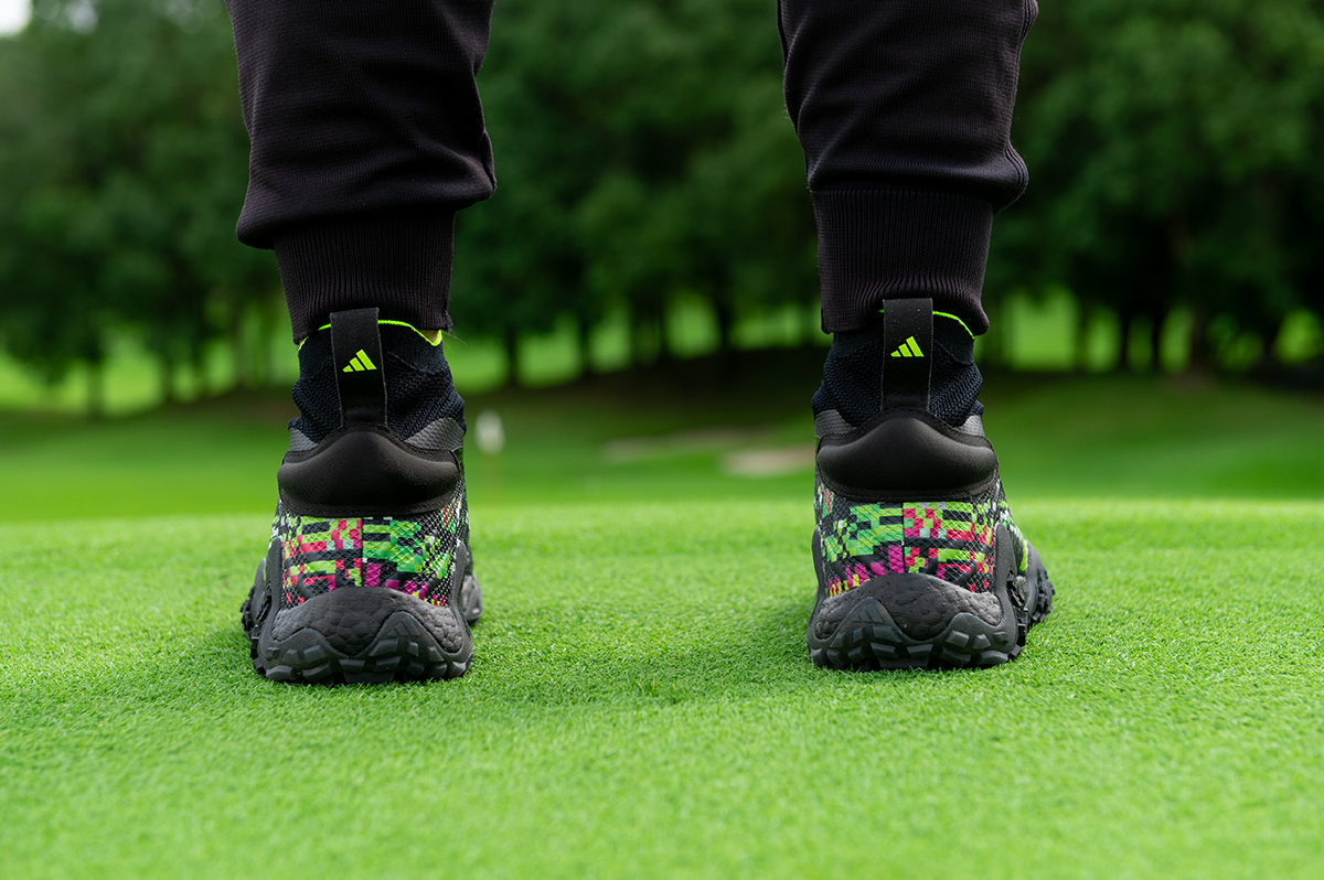 アディダス「コードカオス レースレス グリッチ」を試し履き 靴ひもが