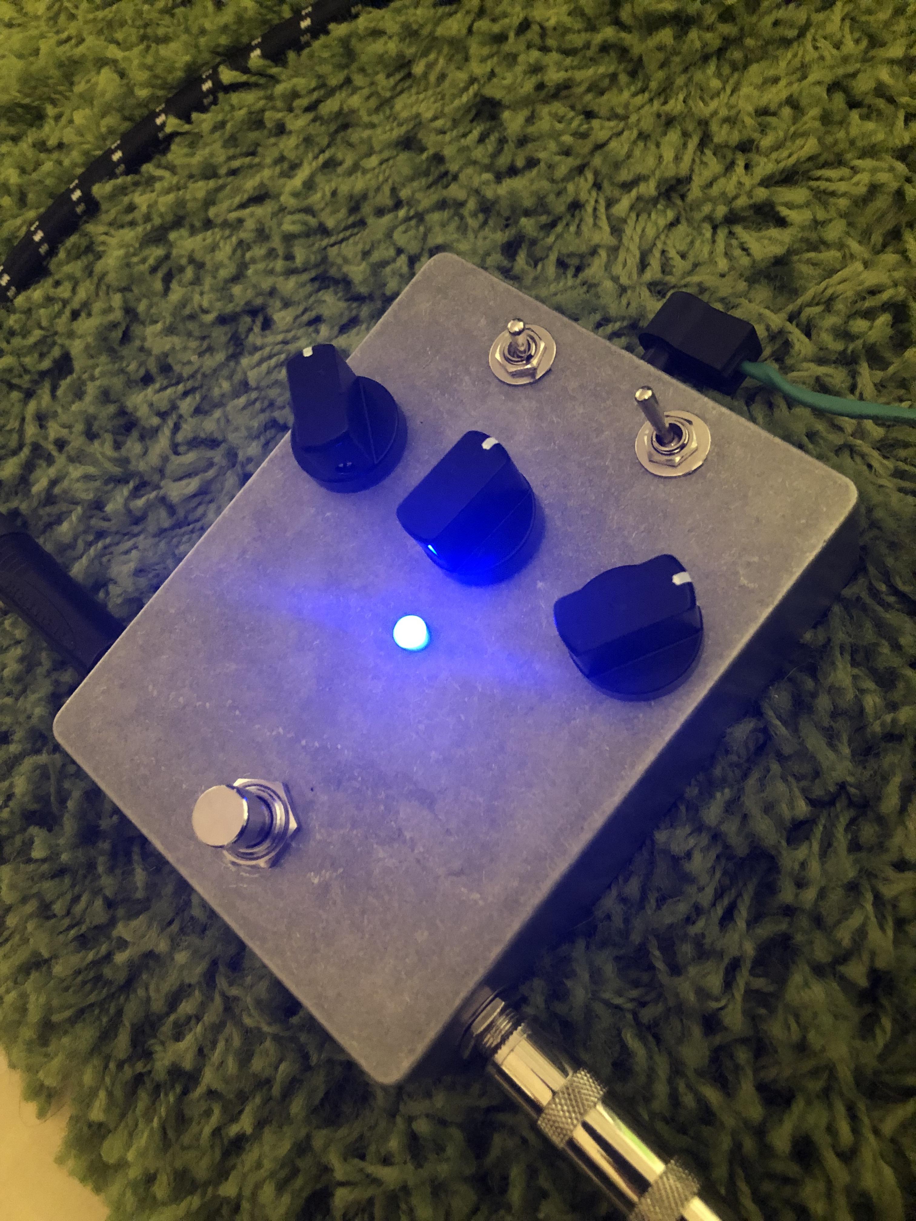 最近、初めてペダルを作ったんだ：Darkglass Microtubes b3kのクローン