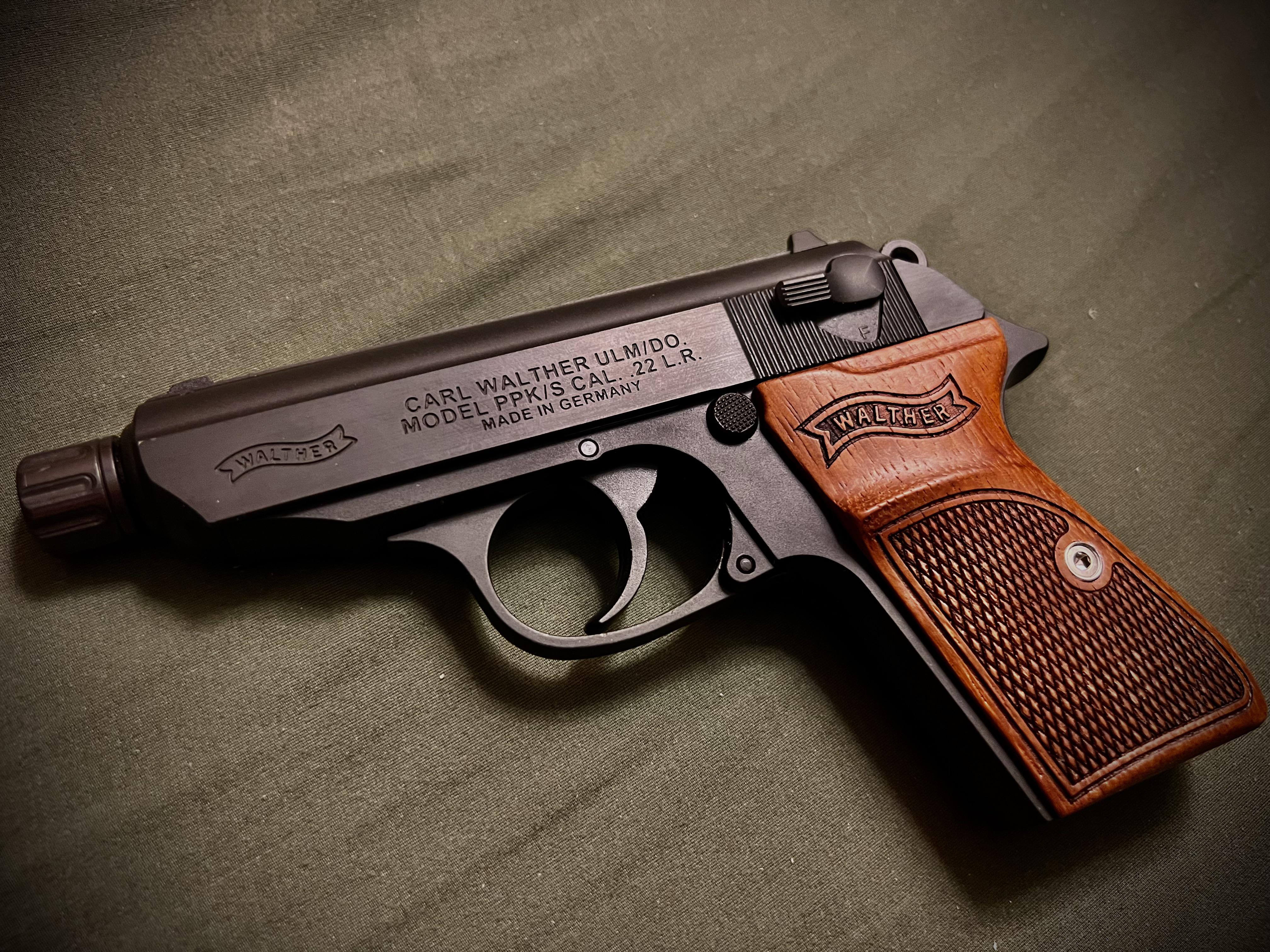 やっとPPK/S用の木製グリップが届いたよ！ : r/Walther
