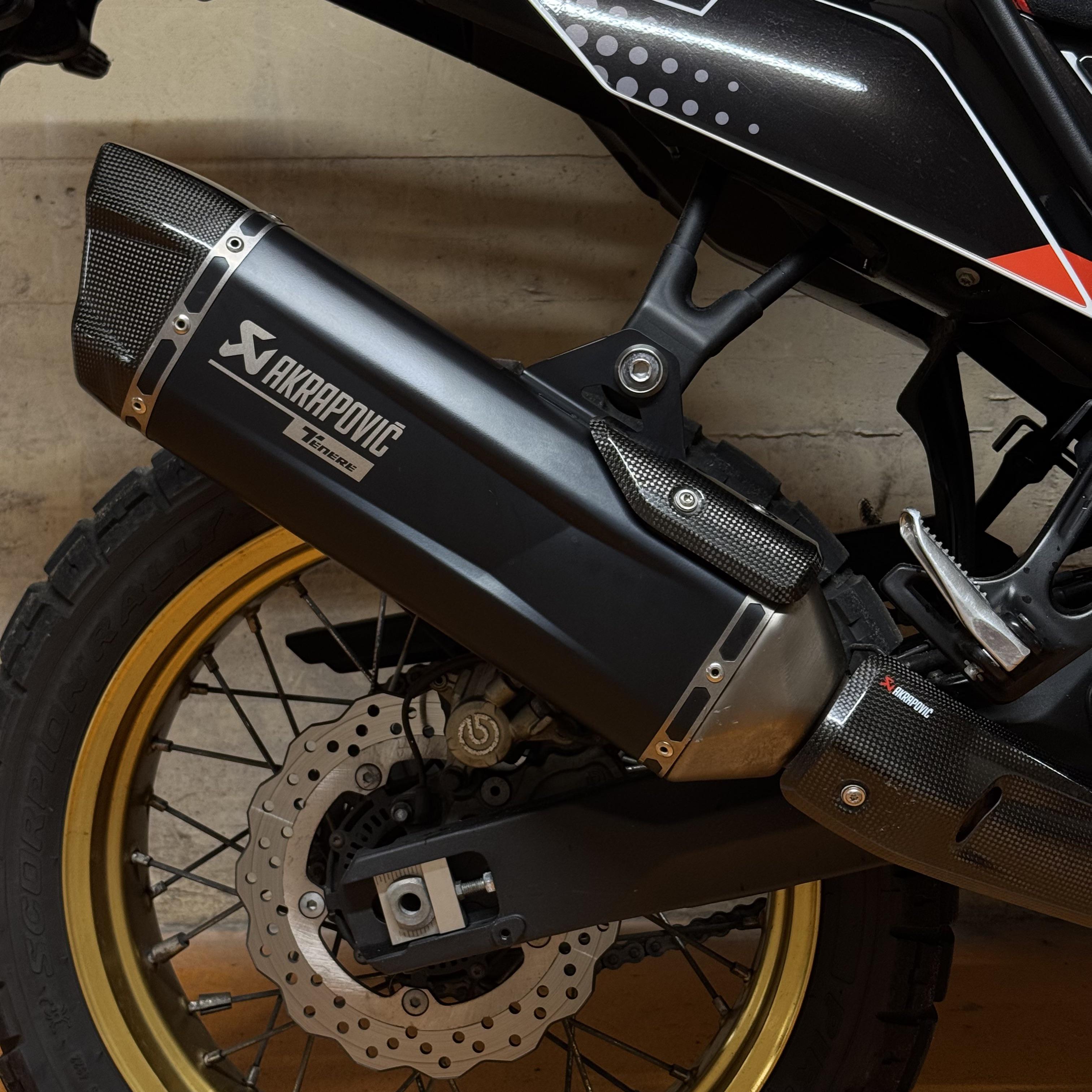 2023年式のテネレ700用のアクラポビッチのマフラーって、2025年モデル